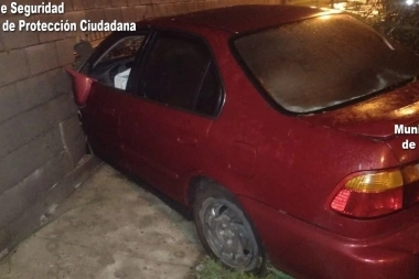 A alta velocidad para la calle mojada, siguió de largo y se metió en una fábrica