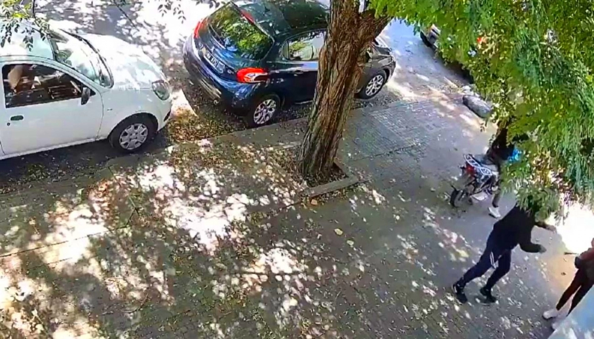 Inseguridad en La Plata: motochorros corrieron por la acera y asaltaron a una aterrada mujer