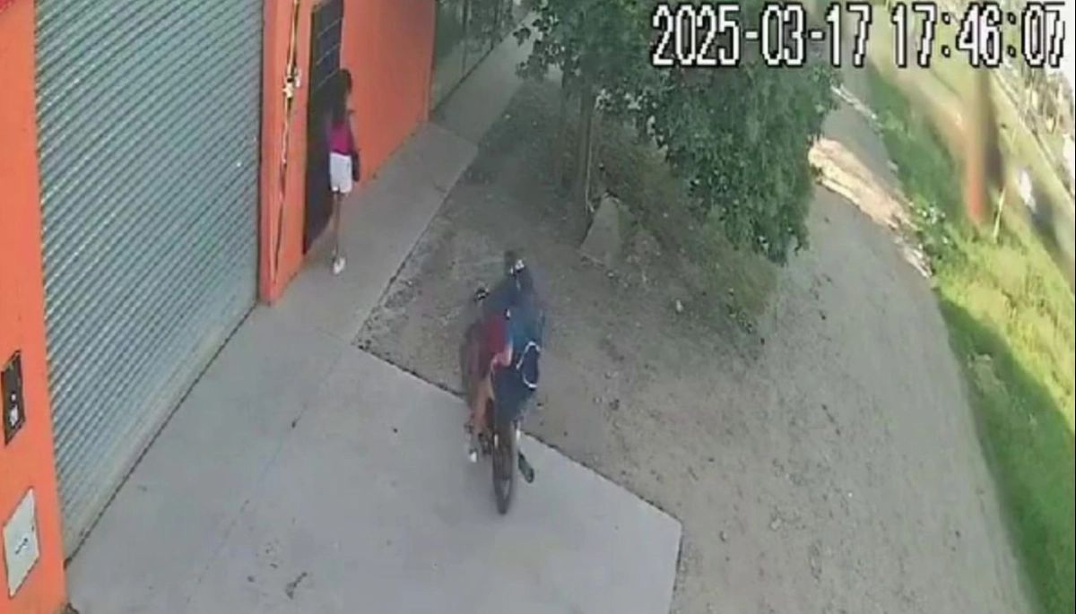 Inseguridad en Merlo: motochorros persiguieron a una mujer por la acera y le arrebataron las pertenencias