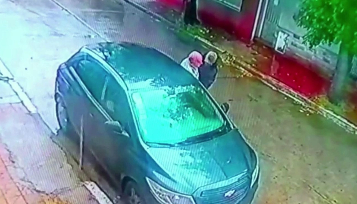 Conurbano descontrolado: ladrón desatento le robó el auto a un jubilado