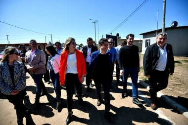 Kicillof entregó casas en otro distrito radical y dijo que su gestión es un “escudo” contra la motosierra