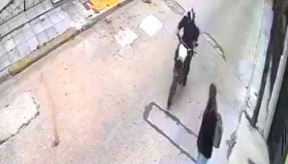 Conurbano descontrolado: un rastrero en moto asaltó a una adolescente cuando salió del colegio