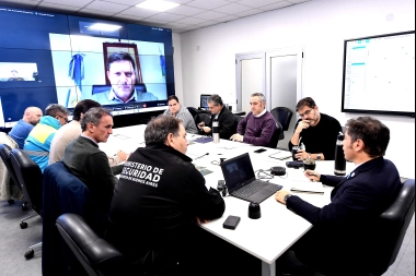 Inundaciones: Kicillof encabezó el comité de emergencia y coordinó la asistencia con los intendentes