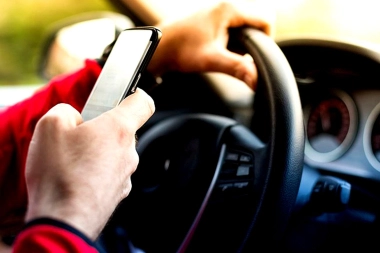 La Defensoría del Pueblo bonaerense lanzó una encuesta sobre el uso del celular al volante