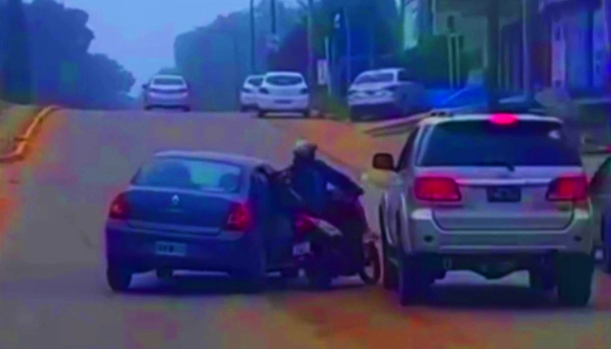 Violencia extrema en Villa Gesell: automovilista discutió con un motoquero y lo chocó