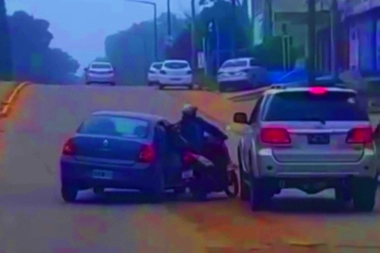 Violencia extrema en Villa Gesell: automovilista discutió con un motoquero y lo chocó