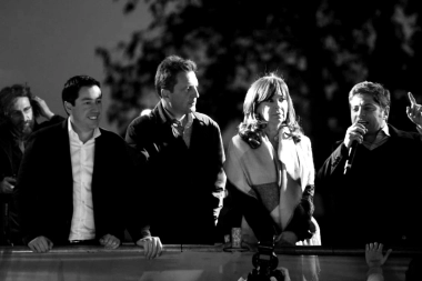 Con la lapicera en la mano, Kicillof buscará avanzar en un acuerdo electoral junto a Cristina y Massa