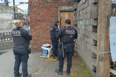 Escapaba de la policía, se intentó esconder en una casilla y entregó un búnker
