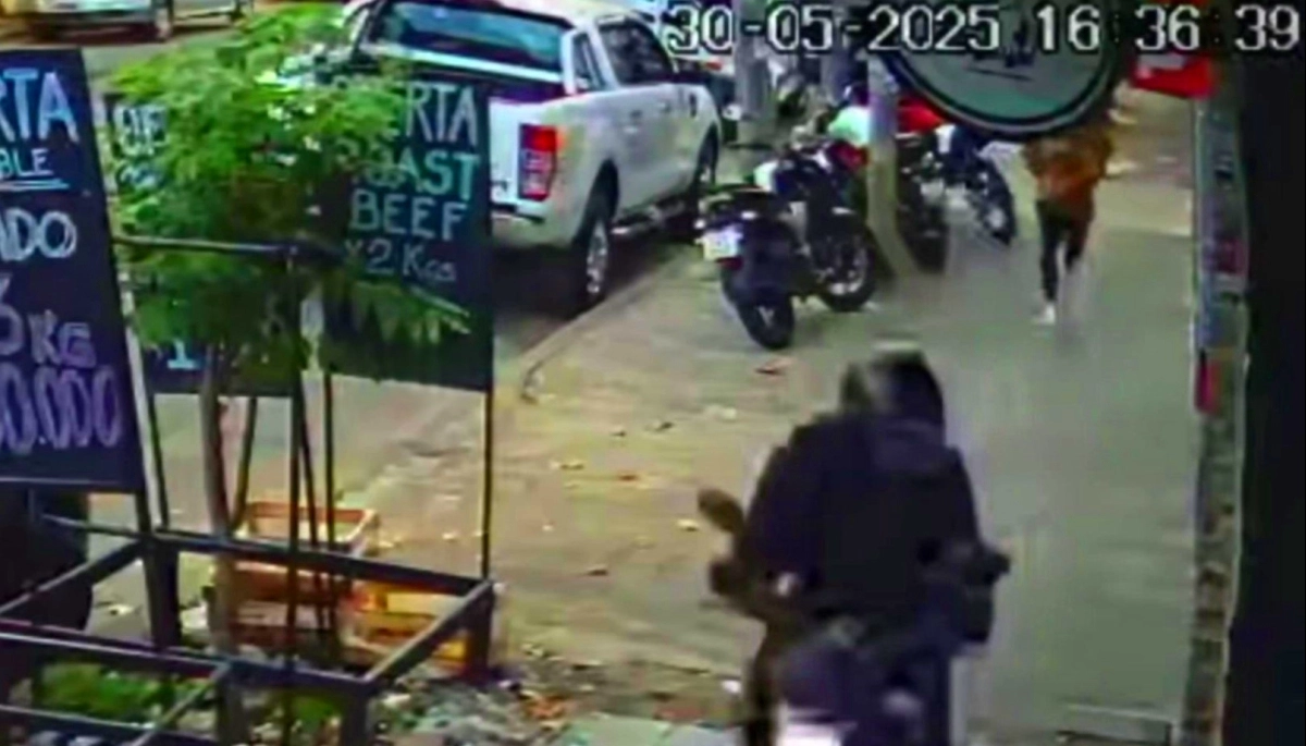 Como en una autopista, motochorro corrió por la vereda y le robó a un vecino
