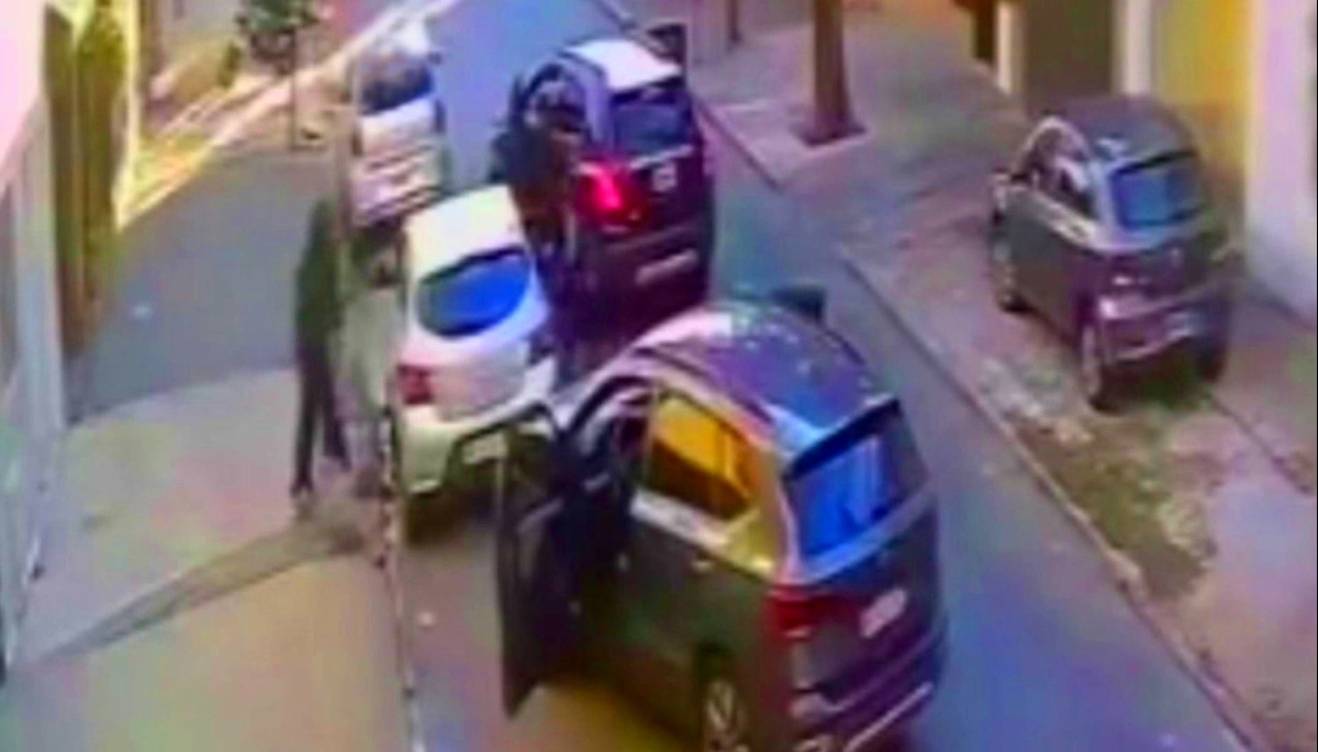 Adolescentes robaron tres vehículos y los "pusieron a enfriar" en la villa Carlos Gardel