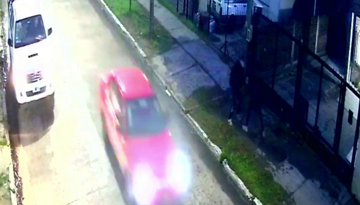 Golpiza feroz: caminaba hacia el colegio y lo emboscó para robarle todo