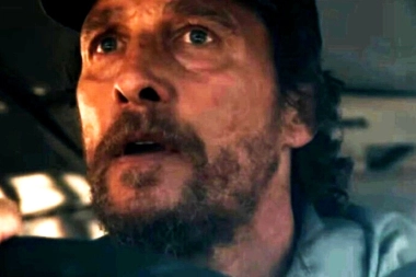 Apple lanza el tráiler de “A través del fuego”, con Matthew McConaughey y América Ferrera