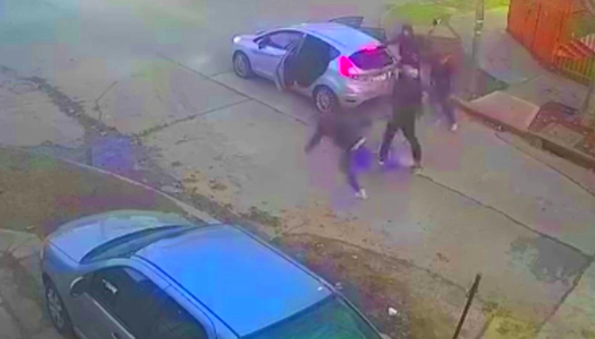 Laburante sufrió un salvaje asalto en Tres de Febrero: lo arrojaron al pavimento y lo golpearon cuando esperaba el colectivo