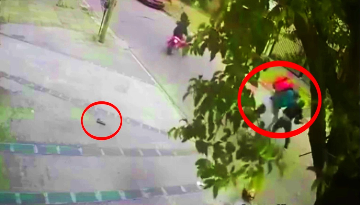 En Tres de Febrero motochorros amenazaron a un delivery con un arma de juguete y recibieron una golpiza