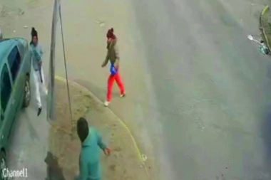 Salvajes chicas de Merlo apedrearon autos cuando no pudieron robar un taller de chapa y pintura