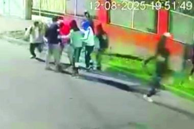 En Tres de Febrero, un joven fue rodeado por una decena de pirañas y entregó hasta las zapatillas