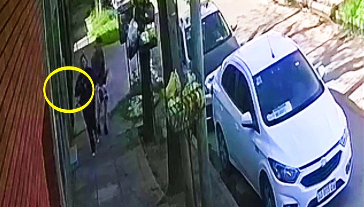 Motochorros en José C. Paz: una joven realizó un "sprint" espectacular para salvar las pertenencias