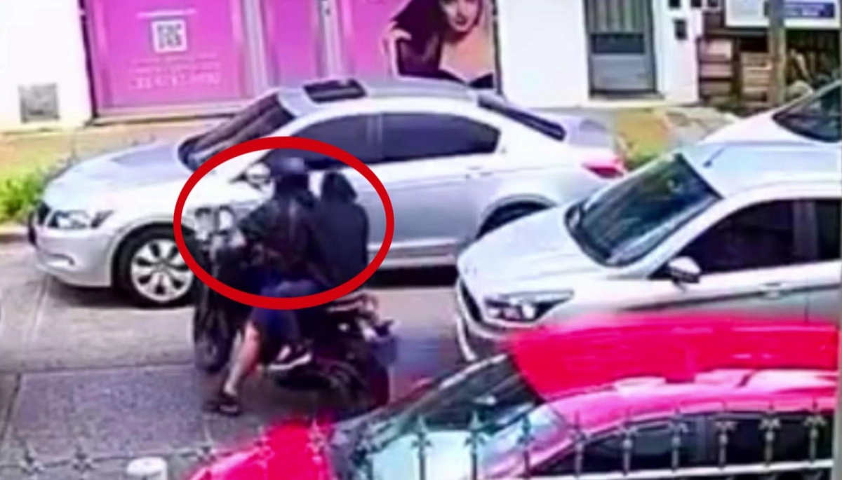 Emboscada en Tres de Febrero: motochorros le robaron a una automovilista detenido en un paso a nivel