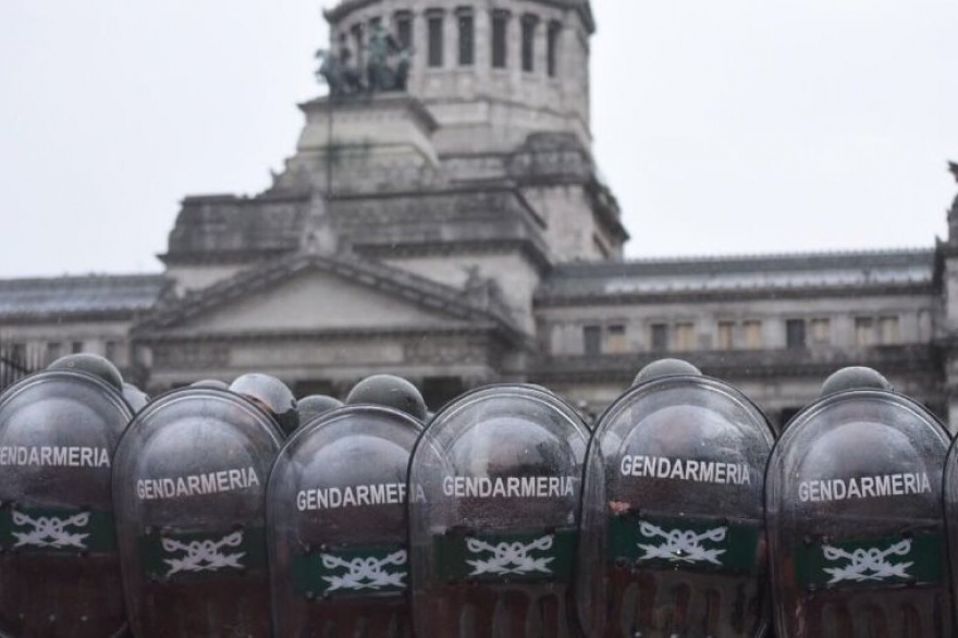 Gendarmería reprimió masiva marcha contra la reforma jubilatoria: diputados golpeados