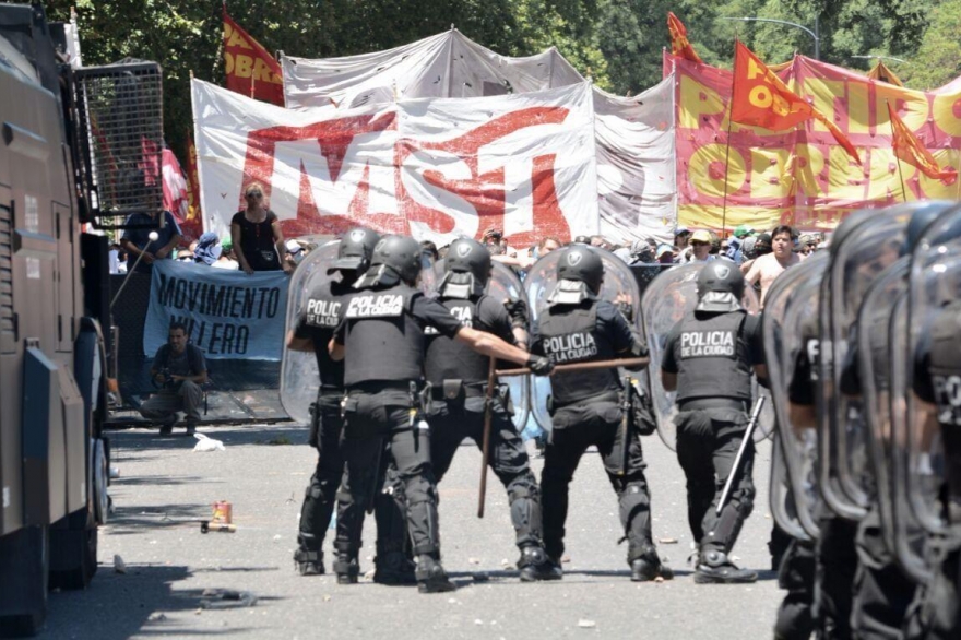 Otre vez incidentes por la reforma previsional: grupos aislados se enfrentan a la policía