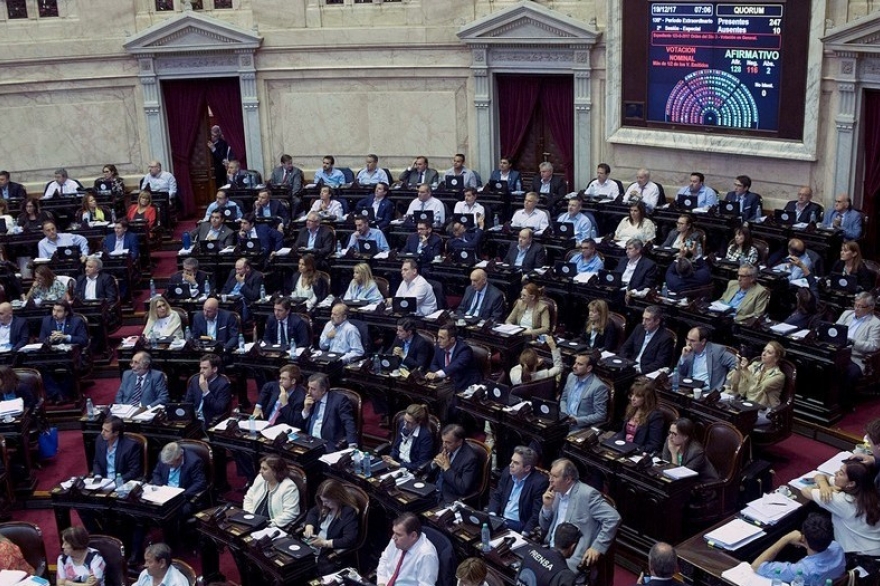 Pese a los cacerolazos, Diputados aprobó la reforma provisional tras 12 horas de debate