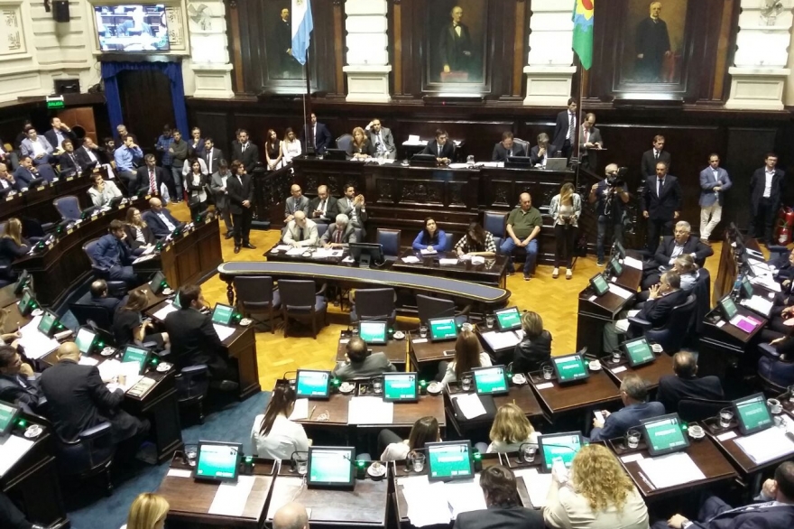 Con protestas afuera, comenzó sesión en Diputados y fracasó pedido de cuarto intermedio