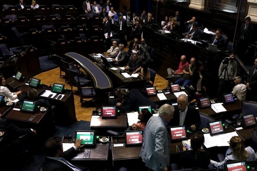 Con la oposición afuera del recinto, Cambiemos aprobó en Diputados reforma jubilatoria en Bapro