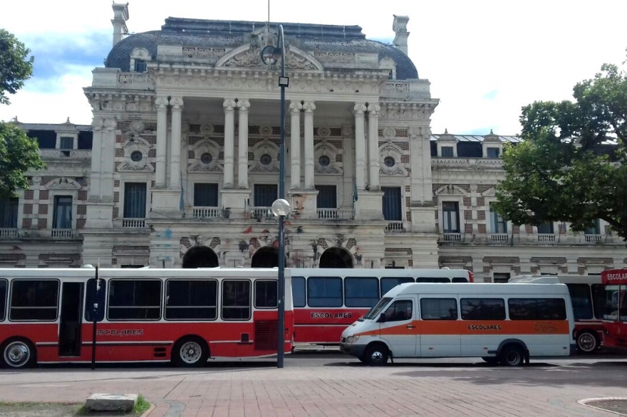 Choferes de micros escolares protestan frente a Gobernación y exigen audiencia con Vidal