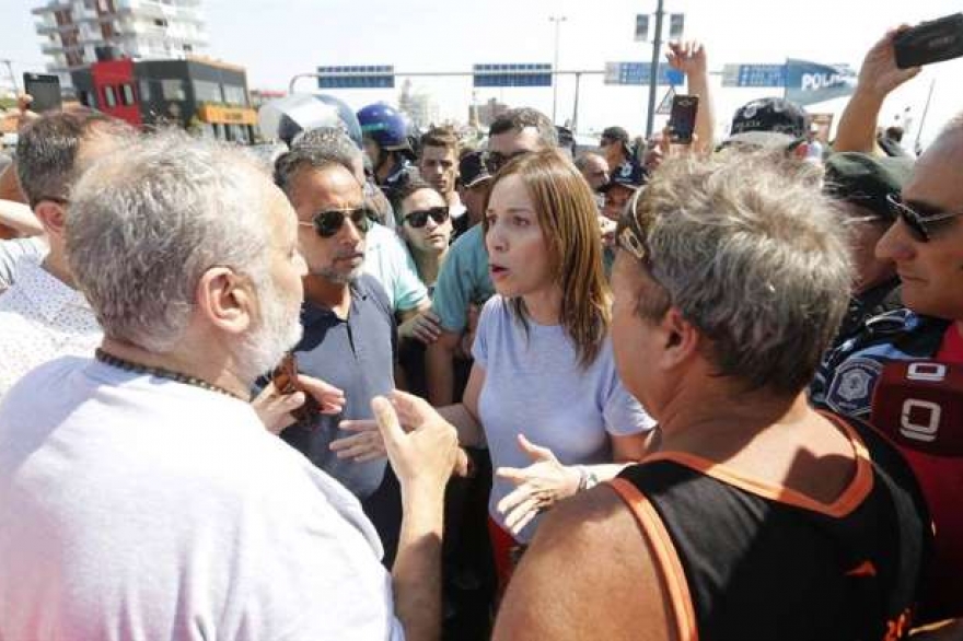 En Mar del Plata, Vidal bajó de su camioneta y enfrentó a guardavidas que protestaban