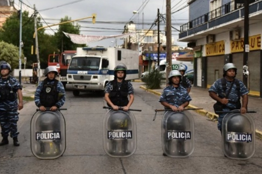 Tensión en Merlo: más de diez horas y un preso herido durante el motín en la Comisaria 3