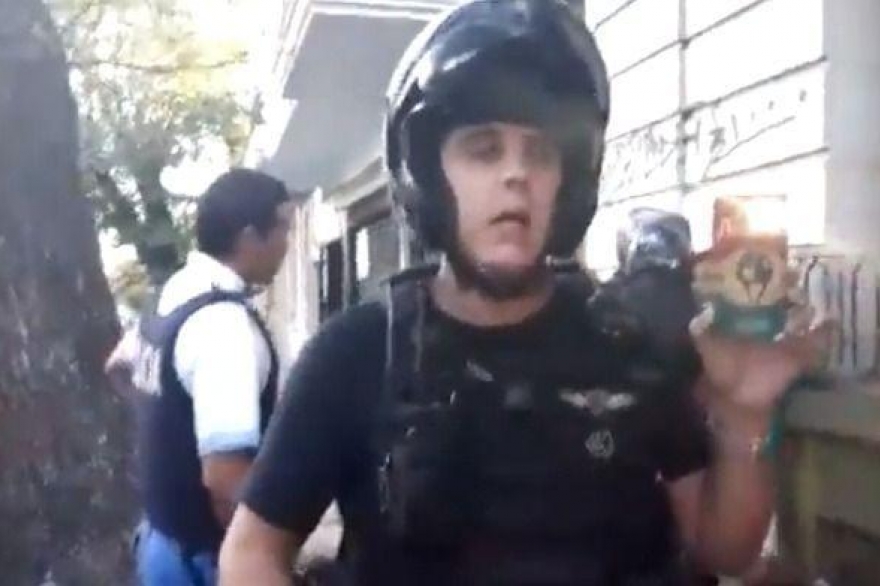 Dos jóvenes pasaron la noche detenidos por filmar cuando la Policía se llevaba a un menor