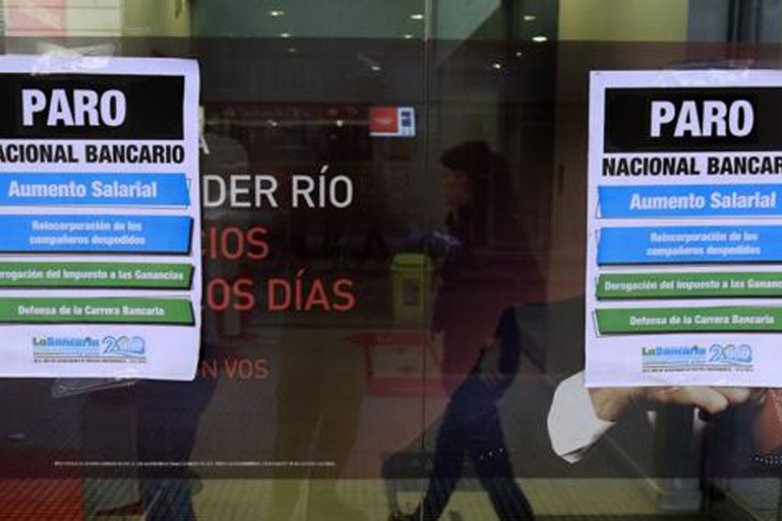 Trabajadores bancarios realizan paro en rechazo a oferta salarial del 9 por ciento