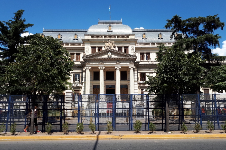 Una Legislatura vallada y cerca de mil policías para el discurso de Vidal en la Asamblea