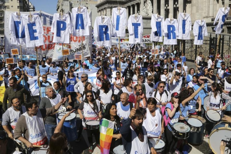 Docentes cumplen su segunda jornada de paro en reclamo de mejoras salariales