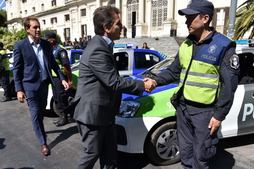 Junto a Garro, Ritondo entregó nuevos móviles policiales y sumó efectivos para La Plata