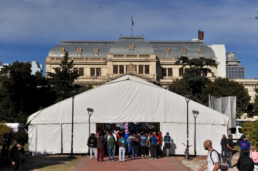 Docentes, estatales y médicos montaron carpa frente a Gobernación: paro el 5 de abril