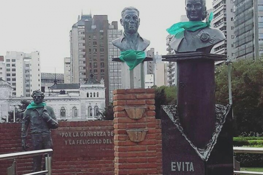 Intervención a favor del aborto: estatuas de La Plata fueron decoradas con el pañuelo verde