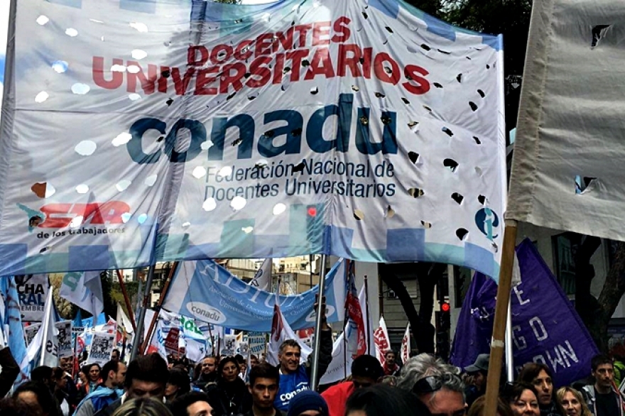 Conflicto paritario: docentes universitarios continúan con la segunda jornada del paro