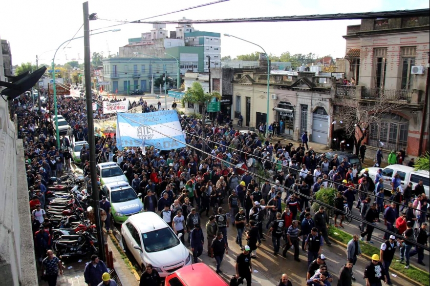 Masiva movilización de trabajadores del Astillero Río Santiago: cuáles son los reclamos