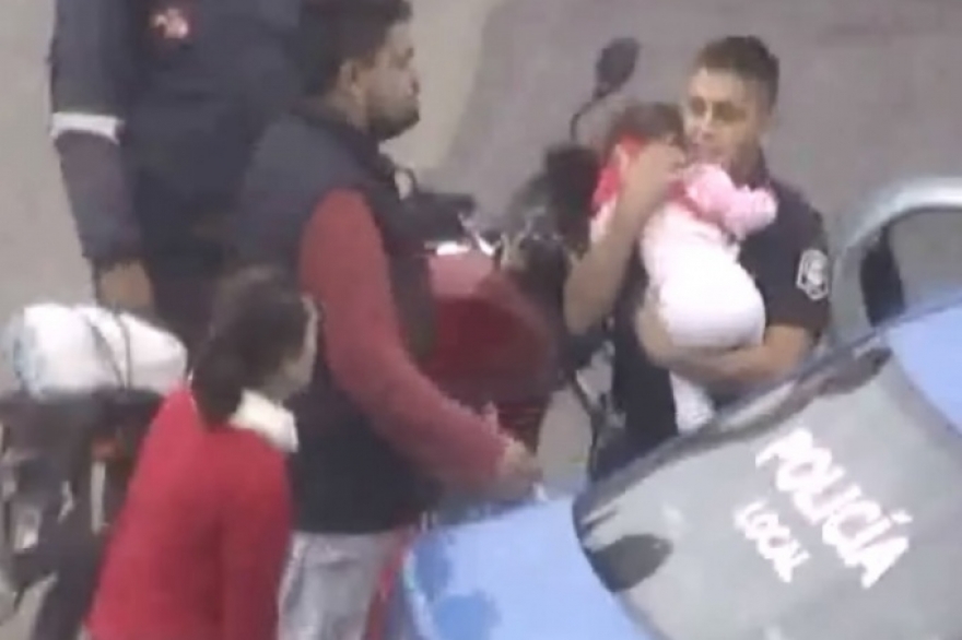 Increíble acción de un policía: le salvó la vida a una bebe de ocho meses haciendo RCP