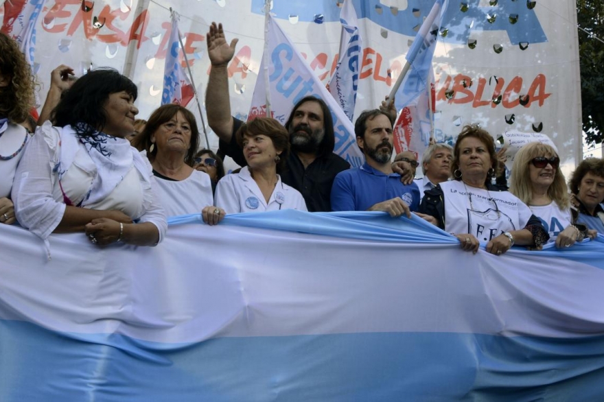 Gremios docentes retoman medidas de fuerza en reclamo de 25 por ciento de aumento salarial