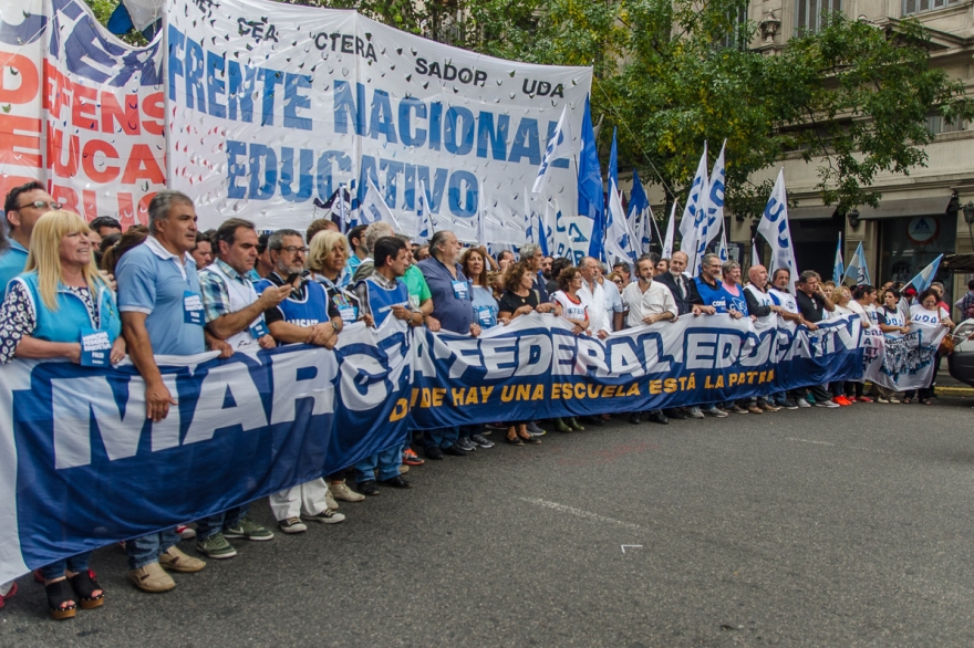 Docentes realizan paro nacional y conovocan a Marcha Federal en reclamo de paritarias