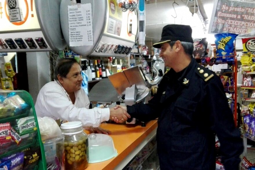 Timbreo policial: comisarios de la Bonaerense salieron a la calle a dialogar con los vecinos