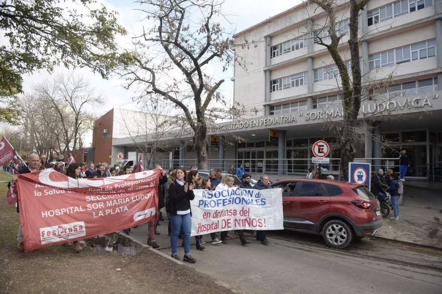 Gran “abrazo” simbólico al Hospital de Niños: reclaman mejores condiciones y más personal