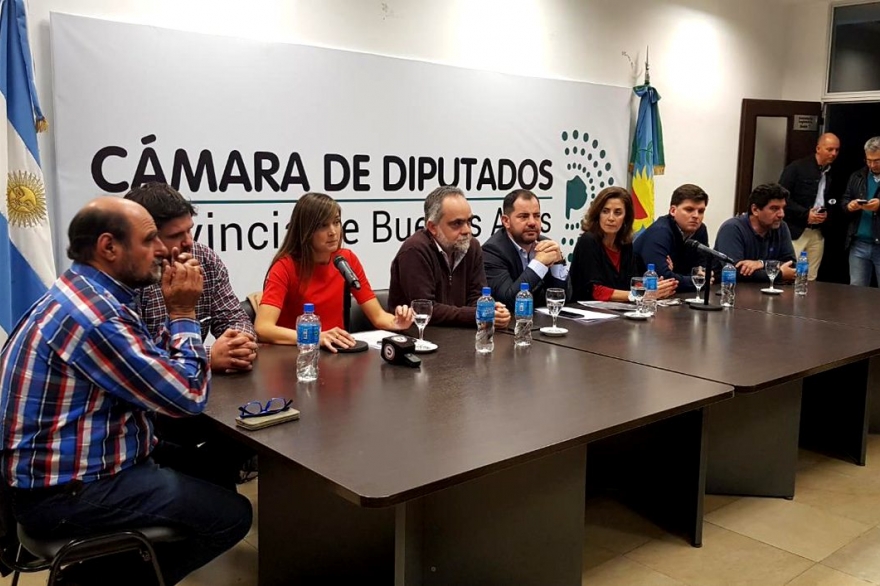 Antes de la votación de impuestos municipales a tarifas, la oposición plasmó foto de unidad