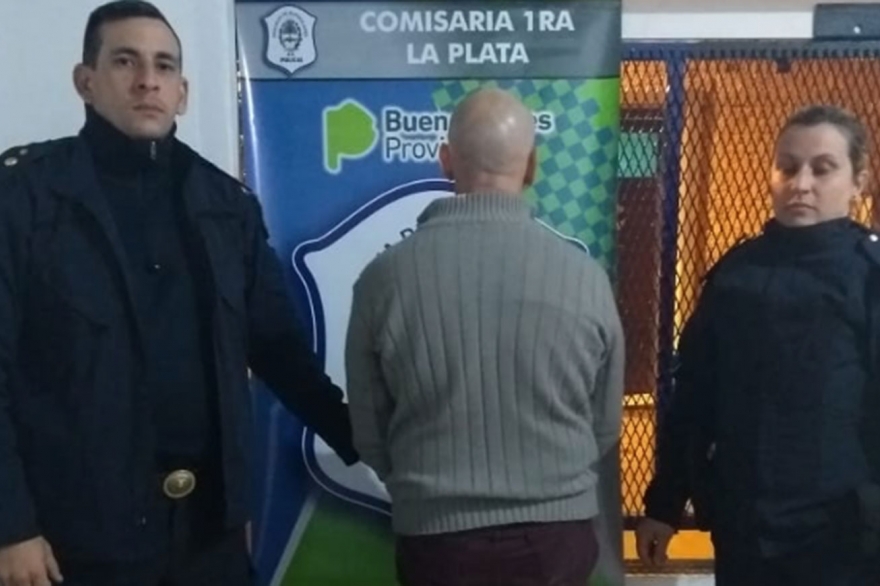 Detuvieron a un hombre que abusaba de una menor en local de comidas rápidas en La Plata