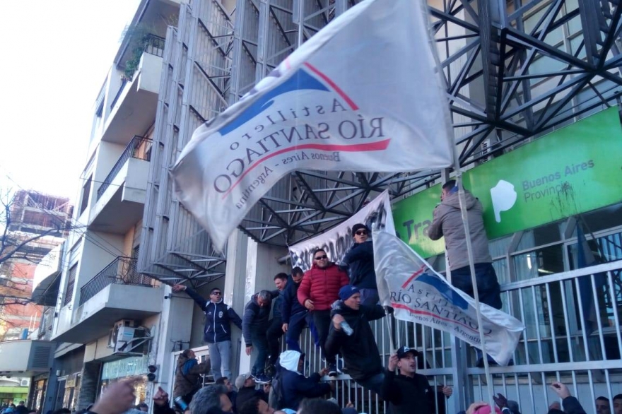 Masiva movilización de trabajadores del Astillero en La Plata: exigen “reactivación” de la empresa