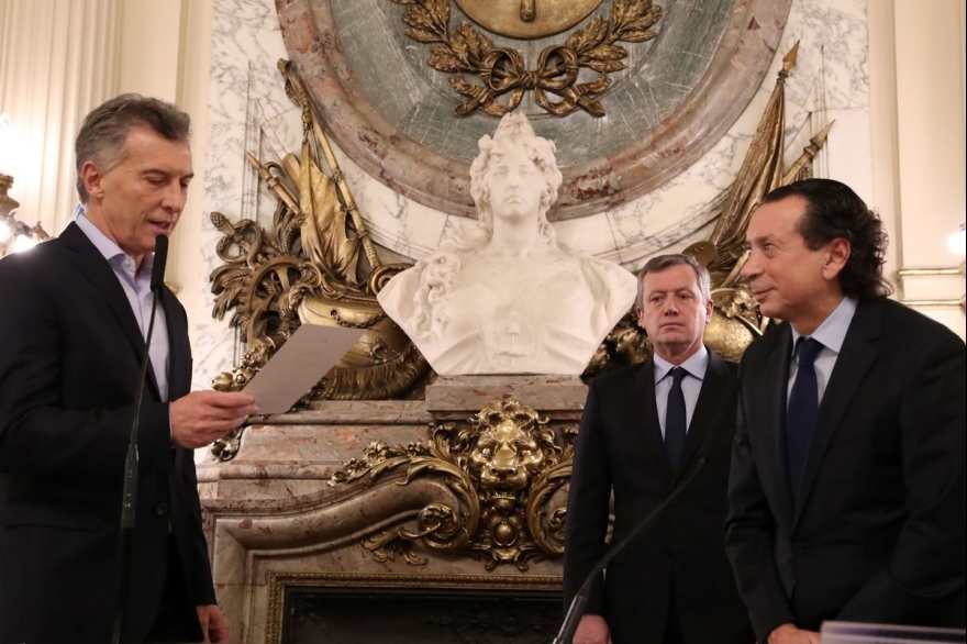 Macri tomó juramento a los nuevos Ministros que designó en su intento por superar la crisis