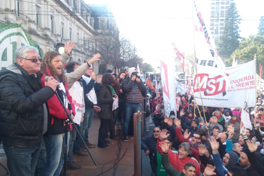 Paro nacional de la CGT: ATE se movilizó en La Plata contra “el ajuste” de Cambiemos
