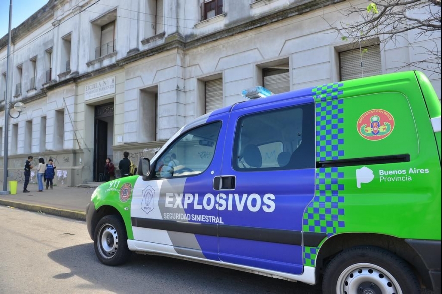 Siguen las amenazas de bomba en La Plata y alrededores: evacuaron más de 5 escuelas